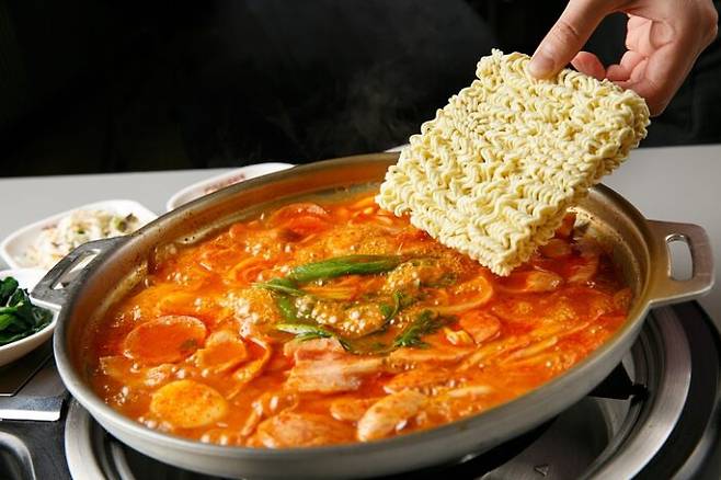 너무 짠 국물이나 찌개에 밥을 말아서 많이 먹지 않는 게 혈관 건강-비만 예방에 좋다. [사진=게티이미지뱅크]