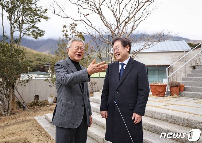 이재명 더불어민주당 대표가 지난 2월 경남 양산시 하북면 평산마을을 찾아 문재인 전 대통령을 예방하고 있다. (더불어민주당 제공) 2024.2.4/뉴스1