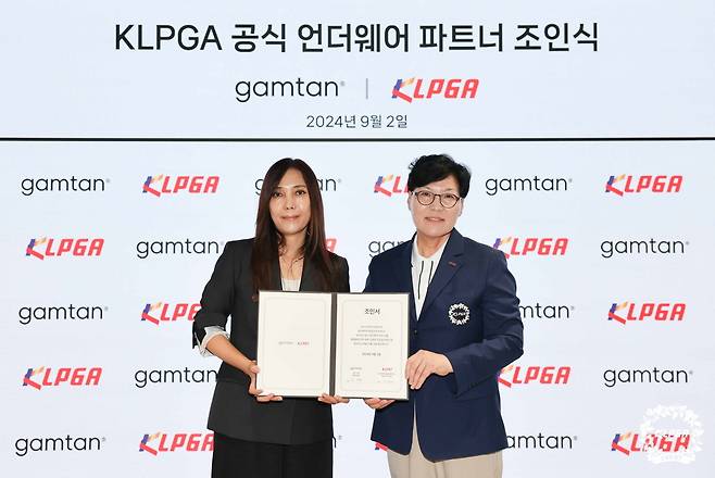 그리티 조혜선 부사장(왼쪽) KLPGA 이영미 대표이사가 2일 진행된 언더웨어 파트너 협약 체결 조인식에서 기념 촬영을 하고 있다. (KLPGA 제공)