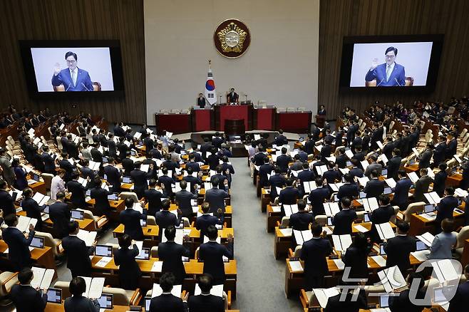 우원식 국회의장과 22대 국회의원들이 2일 오후 서울 여의도 국회 본회의장에서 열린 제22대 국회 개원식 겸 제418회 국회(정기회) 개회식에서 선서를 하고 있다. 2024.9.2/뉴스1 ⓒ News1 안은나 기자