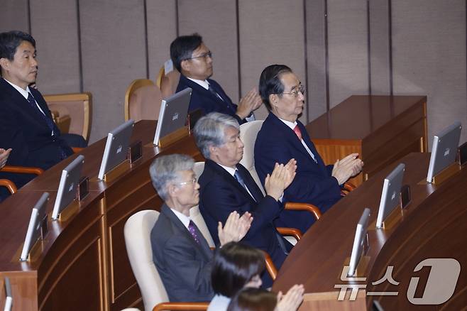 한덕수 국무총리, 이종석 헌법재판소장, 조희대 대법원장이 2일 오후 서울 여의도 국회 본회의장에서 열린 제22대 국회 개원식 겸 제418회 국회(정기회) 개회식에 참석해 우원식 국회의장 개회사를 들은 뒤 손뼉치고 있다. 2024.9.2/뉴스1 ⓒ News1 안은나 기자