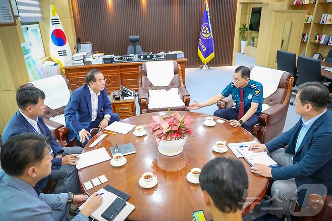 부산경찰청은 2일 부산시교육청을 방문해 추석 전까지 부산지역 전체 학교를 대상으로 특별예방교육을 실시할 수 있도록 협조를 요청했다.(부산경찰청 제공)