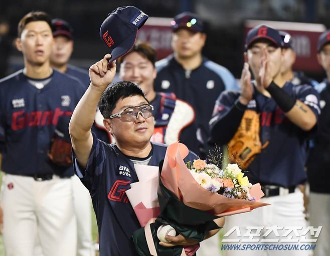 31일 서울 잠실구장에서 열린 롯데-두산전. 롯데가 7대4로 승리하며 김태형 감독이 프로 통산 700승을 거뒀다. 꽃다발 축하를 받은 김 감독이 관중석을 향해 인사하고 있다. 잠실=정재근 기자 cjg@sportschosun.com/2024.8.31/