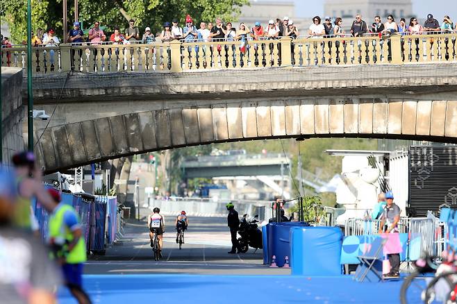 2024년 파리패럴림픽 트라이애슬론에 출전한 김황태(오른쪽)가