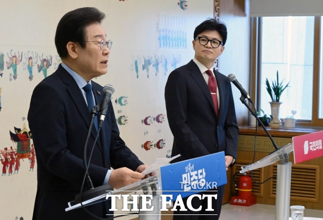 2일 한동훈 국민의힘 대표가 이재명 더불어민주당 대표가 주장한 '계엄령 준비 의혹'에 대해 "사실이 아니라면 국기 문란에 해당한다"며 근거 제시를 요구했다. 이재명 더불어민주당 대표가 전날 서울 여의도 국회에서 열린 여야 대표 회담에서 모두발언을 하고 있다. /국회=남윤호 기자(현장풀)