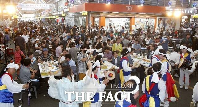 모래내시장 치매가맥축제와 신중앙시장 한사발 막걸리축제가 성황리에 마무리했다. /전주시