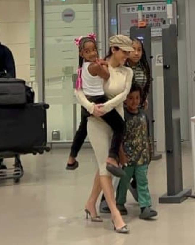 인천공항에 입국하는 비앙카와 아이들. /X(옛 트위터)