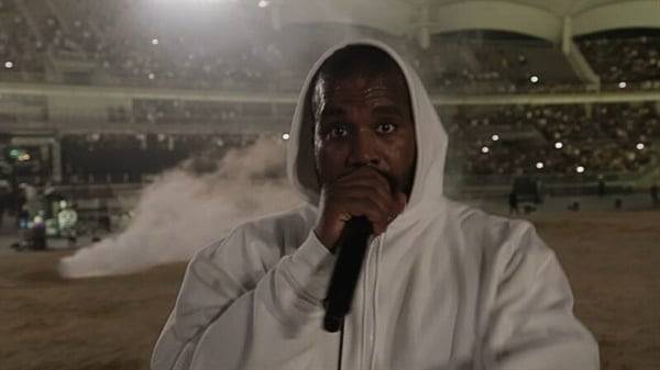 마이크는 들고 가면은 벗고 노래 부르는 칸예. /칸예 유튜브