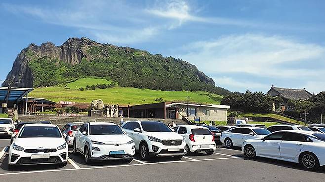 제주 서귀포시 성산일출봉 주차장에 관광객이 타고 온 렌터카가 빼곡히 주차돼 있다. /오재용 기자
