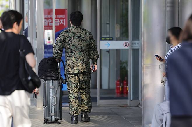 지난 6월 17일 오전 서울대학교병원에 군의관이 도착해 이동하고 있다./연합뉴스