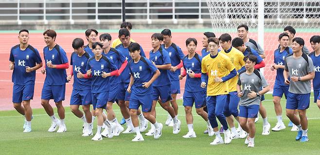 축구 대표팀 선수들이 2일 경기 고양시 고양종합운동장에서 북중미 월드컵 아시아지역 3차 예선을 앞두고 훈련하고 있다. / 연합뉴스