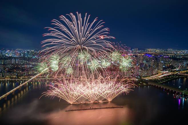 서울세계불꽃축제 2023에서 선보인 한화의 불꽃 모습. / 한화 제공