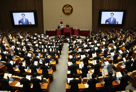 2일 국회 본회의장에서 열린 제22대 국회 개원식 겸 제418회국회(정기회) 개회식에서 의원들이 선서를 하고 있다. 연합뉴스