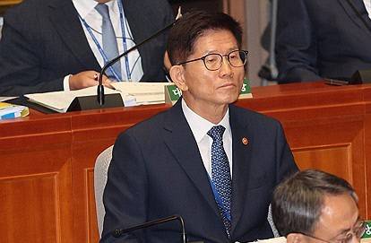 김문수 고용노동부 장관이 2일 오전 국회에서 2023 회계연도 결산심사를 위해 열린 예산결산특별위원회 전체회의에 참석해 위원의 발언을 듣고 있다. 연합뉴스