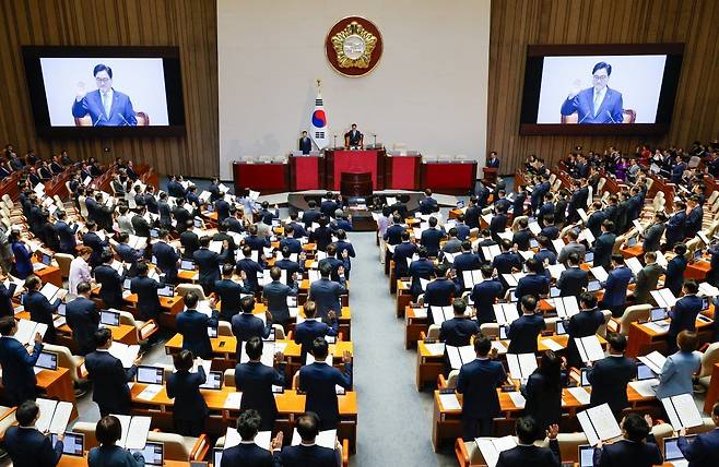 우원식 국회의장과 22대 국회의원들이 2일 오후 서울 여의도 국회 본회의장에서 열린 제22대 국회 개원식 겸 제418회 국회(정기회) 개회식에서 선서를 하고 있다. 2024.9.2/뉴스1