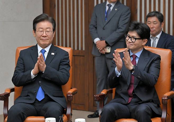 한동훈 국민의힘 대표(오른쪽)와 이재명 더불어민주당 대표가 2일 오후 서울 여의도 국회본청 의장접견실에서 열린 제22대국회 개원식 겸 정기회 개회식 사전환담에서 우원식 국회의장의 모두발언에 손뼉치고 있다. 2024.9.2 뉴스1