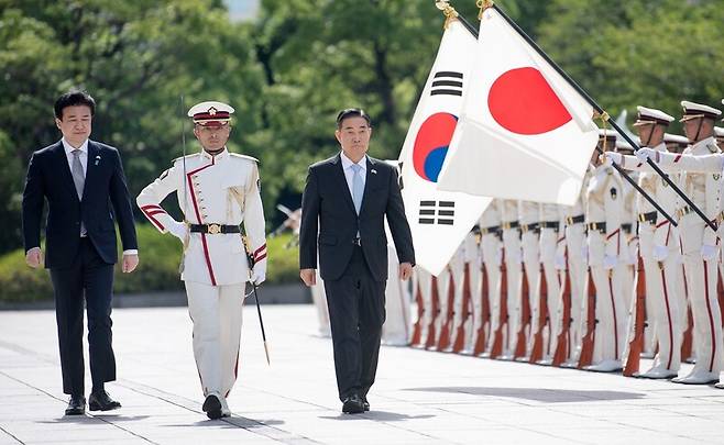 지난 7월28일 일본 도쿄 방위성에서 열린 한-일 국방장관회담에 앞서 신원식 국방부 장관(오른쪽) 환영 의장행사가 진행되고 있다. 국방부 제공