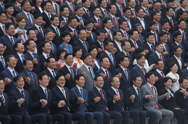 제22대 국회의원들이 2일 국회에서 개원식을 마치고 단체 기념사진을 찍고 있다. 연합뉴스