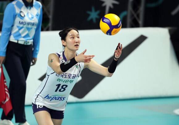 지난해(2023년) 11월 7일 서울시 중구 장충체육관에서 열린 2023-24시즌 도드람 V리그 여자부 1라운드 GS칼텍스와 한국도로공사전에서 한국도로공사 김세빈이 서브를 넣기 위해 패스(토스)를 시도하고 있다. 김세빈은 2023-24시즌 신인왕에 선정됐다. [사진=발리볼코리아닷컴]