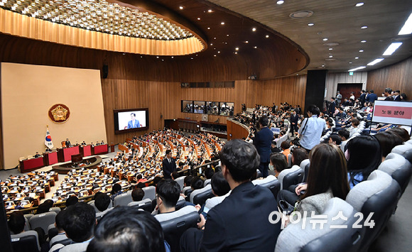 우원식 국회의장이 2일 오후 서울 여의도 국회 본회의장에서 열린 국회 개원식 겸 제418회 국회(정기회) 개회식에서 개회사를 하고 있다. [사진=곽영래 기자]