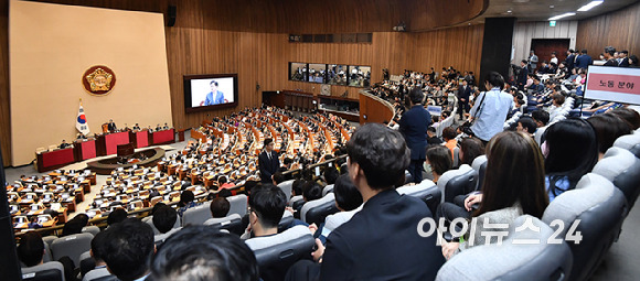 우원식 국회의장이 제22대 국회의원들이 2일 오후 서울 여의도 국회 본회의장에서 열린 국회 개원식 겸 제418회 국회(정기회) 개회식에서 개회사를 하고 있다. 우원식 의장이 초청한 이들은 충남 태안화력발전소에서 일하다 숨진 하청 노동자 김용균씨의 어머니인 김미숙 김용균재단 이사장, 세월호·이태원·오송 참사 등 사회적 참사 유족들, 반민족행위특별조사위원회(반민특위) 후손 등 150명이다. 아울러 소방관·경찰 등 현장에서 헌신하는 공무원들과 현장 노동자들도 외빈으로 초청됐다. [사진=곽영래 기자]