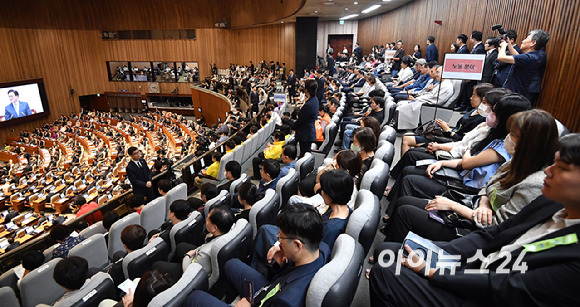 우원식 국회의장이 제22대 국회의원들이 2일 오후 서울 여의도 국회 본회의장에서 열린 국회 개원식 겸 제418회 국회(정기회) 개회식에서 개회사를 하고 있다. 우원식 의장이 초청한 이들은 충남 태안화력발전소에서 일하다 숨진 하청 노동자 김용균씨의 어머니인 김미숙 김용균재단 이사장, 세월호·이태원·오송 참사 등 사회적 참사 유족들, 반민족행위특별조사위원회(반민특위) 후손 등 150명이다. 아울러 소방관·경찰 등 현장에서 헌신하는 공무원들과 현장 노동자들도 외빈으로 초청됐다. [사진=곽영래 기자]