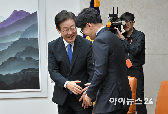 한동훈 국민의힘 당대표와 이재명 더불어민주당 당대표가 2일 오후 서울 여의도 국회본청 의장접견실에서 열린 제22대국회 개원식 겸 정기회 개회식 사전환담에서 인사하고 있다. [사진=곽영래 기자]