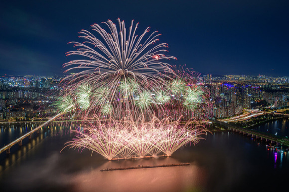 서울세계불꽃축제 2023에서 선보인 한화의 불꽃. [사진=한화]