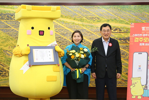 주낙영 경주시장(왼쪽)이 캐릭터 '첨성이'를 경주시 공식 관광 앱 '경주로온(ON)'의 홍보 부장으로 위촉한 후 기념 촬영을 하고 있다. [사진=경주시청]