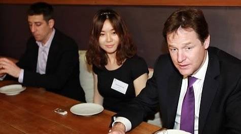 지난 2012년 서울핵안보정상회의 참석차 서울을 방문한 닉 클레그(오른쪽) 영국 부총리는 바쁜 일정을 쪼개 탈북 대학생 초청 만찬을 했다. 이 사진 공개를 계기로 이현서(가운데) 대표는 전 세계적인 주목을 받기 시작했다. 연합뉴스