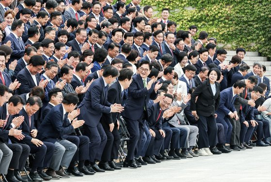 제22대 국회 개원식을 마친 우원식 국회의장과 여야 의원들이 2일 국회 본청 앞 계단에서 단체사진촬영을 하고 있다. 김성룡 기자