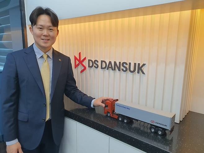 염태선 과장이 PVC 안정제 수출 컨테이너 선적 과정에 대해 설명하고 있다. 시흥=윤현주 기자