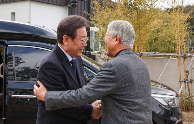 더불어민주당 이재명 대표가 지난 2월 4일 양산 평산마을을 찾아 문재인 전 대통령을 예방하고 있다. 민주당 제공