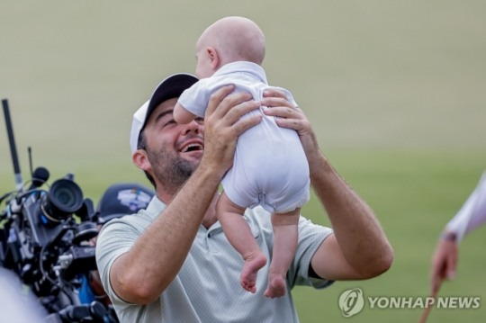 투어 챔피언십 우승 뒤 아들 들어올리는 셰플러