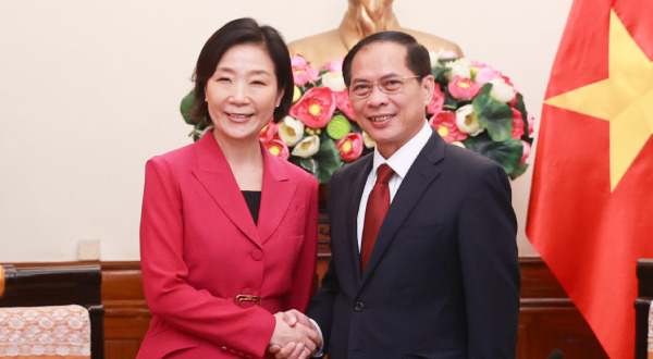 Minister Oh Young-joo takes a commemorative photo with Deputy Prime Minister Bui Thanh Son at the Vietnamese Ministry of Foreign Affairs on the 29th. [Courtesy of Ministry of SMEs and Startups]