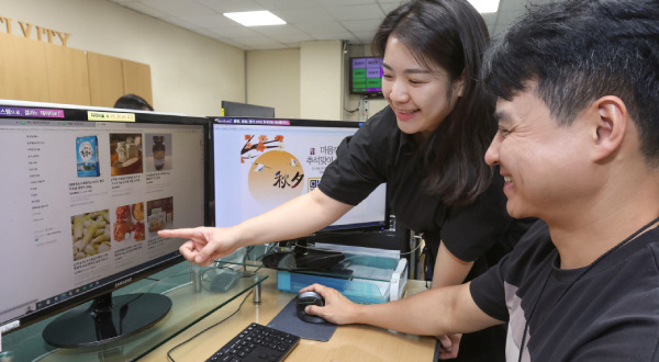 Samsung employees purchasing products at the ‘Online Market for Chuseok’. [Courtesy of Samsung Group]