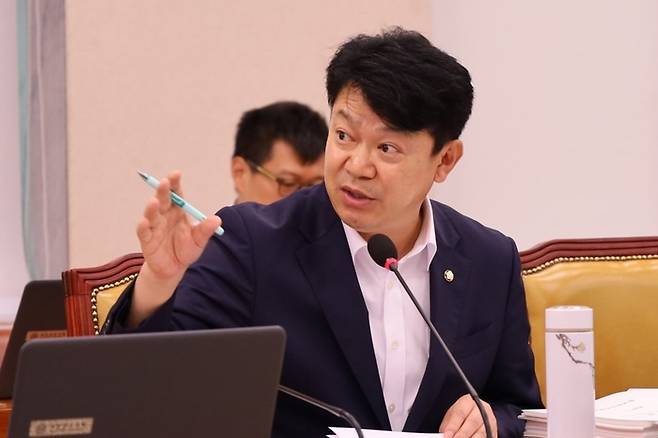 복기왕 더불어민주당 의원이 국회 국토교통위원회에서 질의하고 있다. [사진출처=복기왕 의원실]