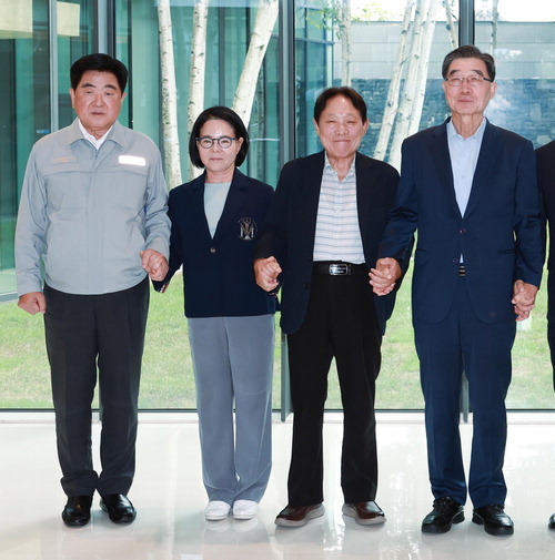 2일 울산 동구 HD현대중공업에서 권오갑 HD현대 회장(왼쪽 첫째), 이기권 HD현대희망재단 이사장(왼쪽 넷째) 등 이사진이 기념촬영을 하고 있다. HD현대