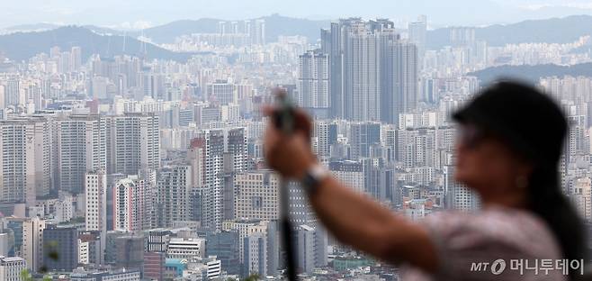 [서울=뉴시스] 홍효식 기자 = 서울 아파트 거래량과 가격이 모두 오른 가운데 고가 아파트와 저가 아파트 간 가격 격차도 크게 벌어진 것으로 나타났다. KB국민은행의 월간 주택시장동향 시계열 통계에 따르면 8월 서울 아파트 매매가격 5분위 배율이 5.27로 집계됐다. 이는 통계가 집계되기 시작한 2008년 12월 이후 가장 높은 수치다. 5분위 배율은 주택을 가격순으로 5등분해 상위 20%(5분위)의 평균 가격을 하위 20%(1분위)의 평균 가격으로 나눈 값이다. 8월 서울의 상위 20% 아파트값은 평균 25억7759만원, 하위 /사진=홍효식