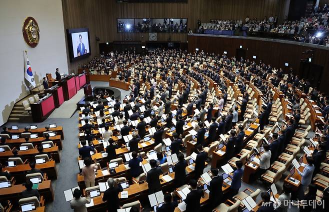 2일 오후 서울 여의도 국회에서 열린 제22대 국회 개원식 겸 9월 정기국회 개회식에서 우원식 국회의장을 비롯한 여야 의원들이 국회의원 선서를 하고 있다. 2024.09.02. /사진=뉴시스