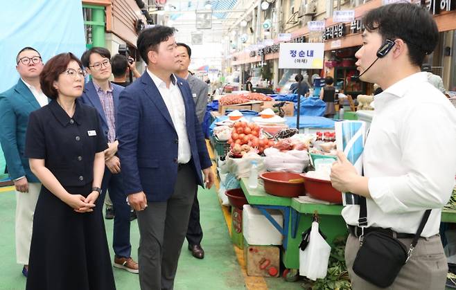 김보라 시장(왼쪽)이 안성중앙시장에서 증발냉방장치 설치사업 준공식을 마치고 시장을 둘러보고있다 / 사진제공=안성시