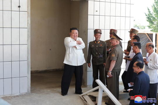 김정은 북한 국무위원장이 지난달 31일 함경남도 함주군 지방공업공장 건설현장을 현지지도했다고 조선중앙통신이 2일 보도했다. 조선중앙통신 연합뉴스