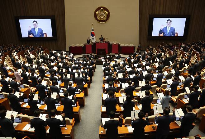 2일 국회 본회의장에서 열린 제22대 국회 개원식 겸 제418회국회(정기회) 개회식에서 의원들이 선서를 하고 있다. [연합]