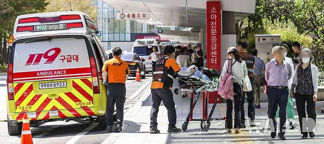 [서울=뉴시스] 정병혁 기자 =지난  28일 서울의 한 대학병원 응급실에 진료 안내문이 붙어 있는 모습. 2024.08.28. jhope@newsis.com