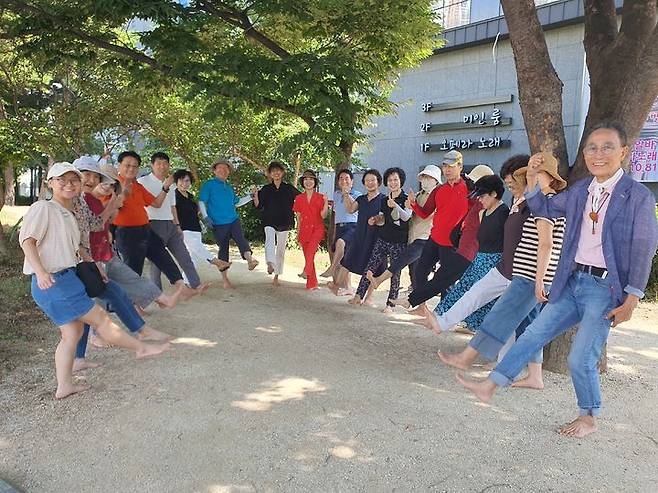 경산시 서부2동 중산지에서 1일 열린 맨발 걷기 아카데미 (사진=경산시 제공)   *재판매 및 DB 금지