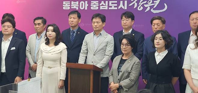 [창원=뉴시스] 강경국 기자 = 더불어민주당 경남 창원시의원들이 2일 국민의힘 의원들이 정순욱 문화환경도시위원장을 윤리위원회에 회부한 것과 관련해 반발 기자회견을 갖고 있다. 2024.09.02. kgkang@newsis.com *재판매 및 DB 금지