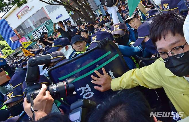 [대구=뉴시스] 이무열 기자 = 17일 오전 대구 중구 대중교통전용지구에서 열린 제15회 대구퀴어문화축제 행정대집행 현장에서 경찰과 공무원들이 충돌하고 있다. 2023.06.17. lmy@newsis.com