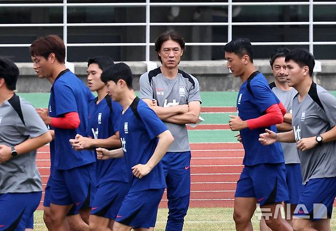 [고양=뉴시스] 김금보 기자 = 홍명보 대한민국 축구 국가대표팀 감독이 2일 오후 경기 고양시 고양종합운동장에서 공개훈련을 진행하고 있다. 대표팀은 오는 5일 서울 상암월드컵경기장에서 팔레스타인과 2026 국제축구연맹(FIFA) 북중미 월드컵 3차 예선 1차전을 치른다. 2024.09.02. kgb@newsis.com