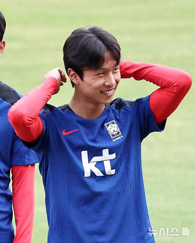 [고양=뉴시스] 김금보 기자 = 대한민국 축구 국가대표팀 엄지성이 2일 오후 경기 고양시 고양종합운동장에서 훈련을 하고 있다. 대표팀은 오는 5일 서울 상암월드컵경기장에서 팔레스타인과 2026 국제축구연맹(FIFA) 북중미 월드컵 3차 예선 1차전을 치른다. 2024.09.02. kgb@newsis.com