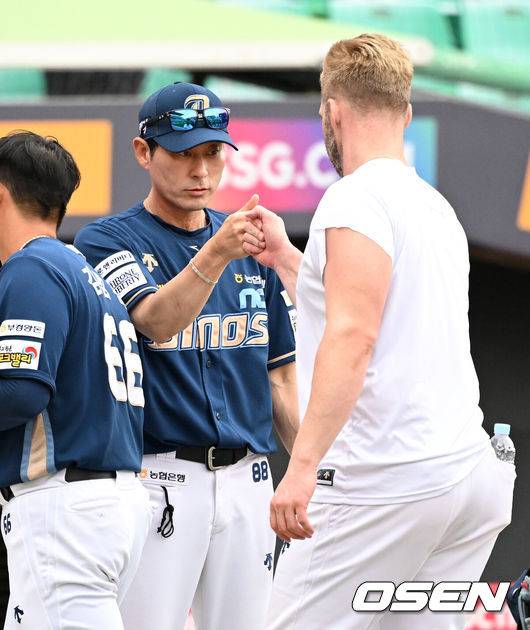 [OSEN=인천, 이대선 기자] 프로야구 NC 다이노스가 타선이 폭발하면서 3연승을 달렸다.&nbsp;NC는 1일 인천 SSG랜더스필드에서 열린 ‘2024 신한은행 SOL Bank KBO리그’ SSG 랜더스와의 경기에서 8-2&nbsp;역전승을 거두고 3연승을 달성했다.&nbsp;경기 종료 후 NC 강인권 감독이 데이비슨과 승리의 기쁨을 나누고 있다. 2024.09.01 /sunday@osen.co.kr